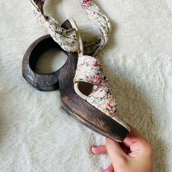 Louis Vuitton Printed Floral Abstract Heels - Picture 7 of 10